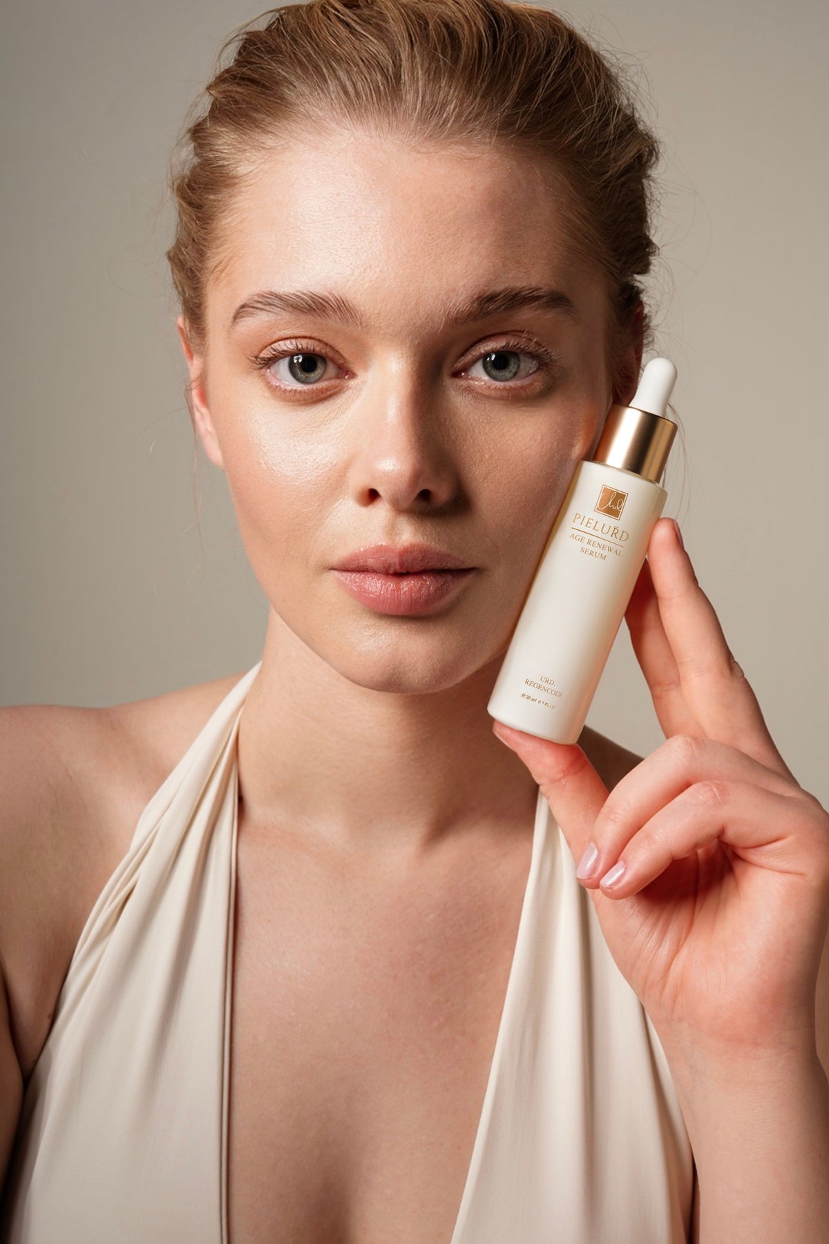 Pielurd Age Renewal Serum, modelin yüzünün yanında
